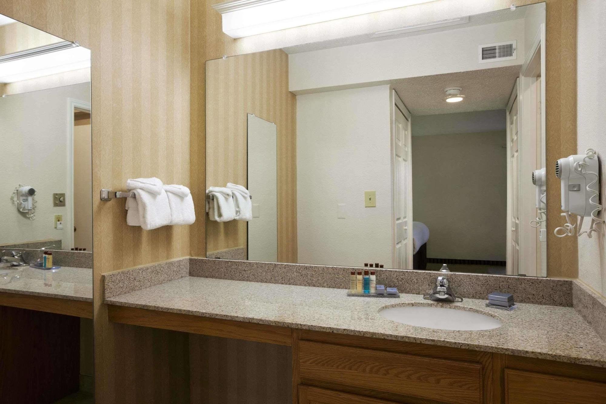 Hawthorn Suites Of تروي المظهر الخارجي الصورة